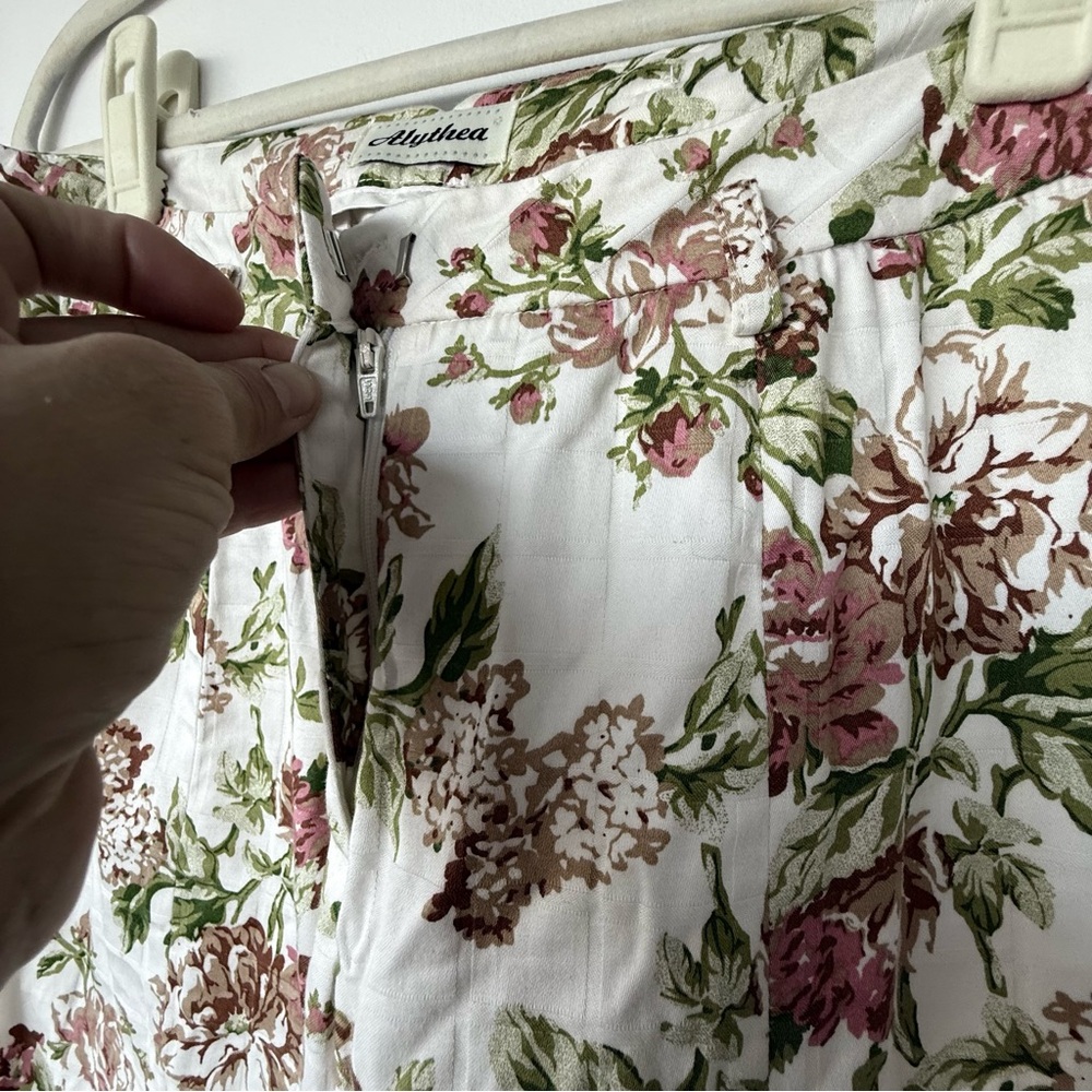 Alythea Floral Patterned Garment - Picture 5 of 9
